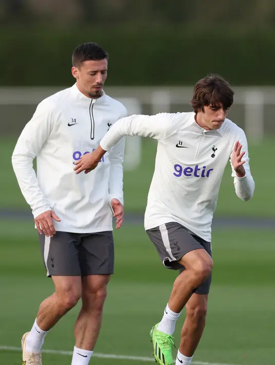 Bek Tottenham Hotspur, Clement Lenglet (kiri) dan striker Bryan Gil ambil bagian dalam sesi latihan tim di Tottenham Hotspur Football Club Training Ground di London utara pada 31 Oktober 2022. Grup D sementara masih dipimpin oleh Tottenham (8 poin), diikuti Sporting Lisbon (7 poin), Eintracht Frankfurt (7 poin), dan Marseille (6 poin). (AFP/Adrian Dennis)