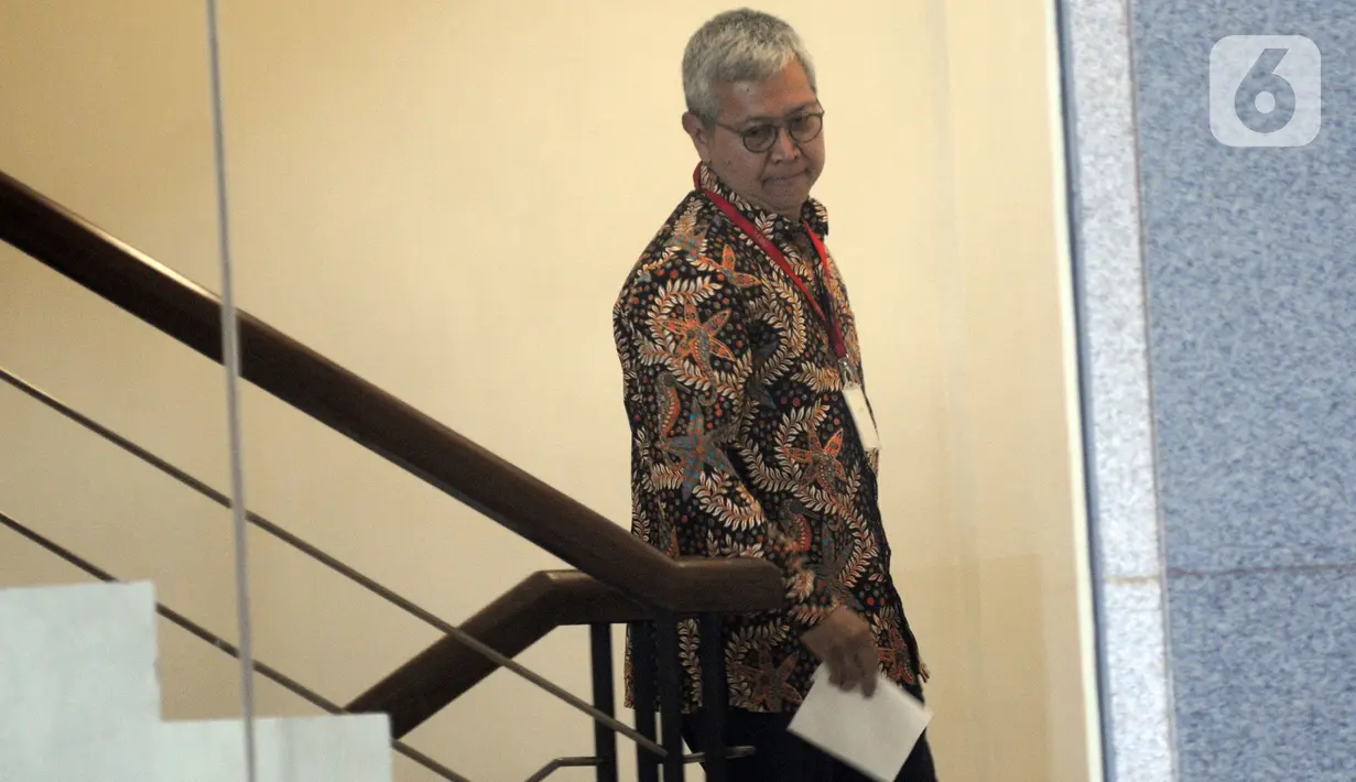 Sekjen Kementerian Kelautan dan Perikanan (KKP) Nilanto Perbowo menuju ruang pemeriksaan di Gedung KPK, Jakarta, Selasa (15/10/2019). Nilanto Perbowo diperiksa sebagai saksi dalam kasus dugaan suap izin impor ikan tahun anggaran 2019 di Perum Perikanan Indonesia. (merdeka.com/Dwi Narwoko)