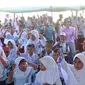 Seratus anak SD Inpres Rangas Mamuju mendapatkan kacamata renang gratis dari ibu-ibu Jalasenastri (Foto: Liputan6.com/Istimewa)