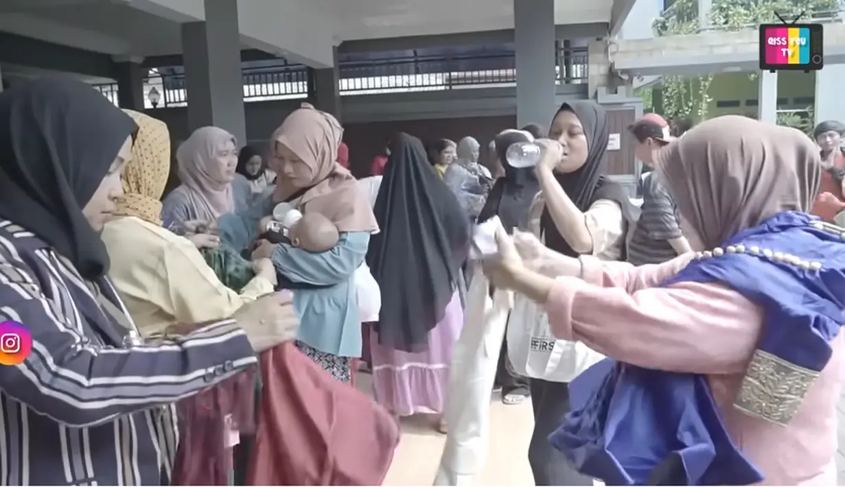 Ayu, Ayah Rojak dan beberapa timnya tampak sibuk melayani para pembeli yang merupakan tetangga rumahnya. Bahkan, Umi Kalsum sampai suapi Ayu yang sangat bersemangat jualan. "Baju-baju saya yang masih bagus, 200 ribu aja," kata Ayu dalam pengeras suara. [Youtube/Qiss You TV]
