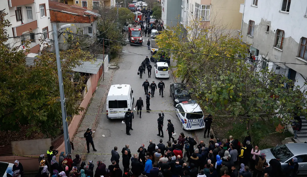 Regu penyelamat berada di lokasi jatuhnya sebuah helikopter militer di lingkungan perumahan di Istanbul, Turki, Senin (26/11). Penyebab kecelakaan helikopter yang menewaskan empat dari lima tentara di dalamnya itu belum diketahui. (AP/Emrah Gurel)