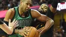 Pemain Boston Celtics, Al Horford #42 berusaha keluar dari kawalan para pemain Cleveland Cavaliers pada laga NBA di Quicken Loans Arena, (29/12/2016). (Reuters/Ken Blaze-USA TODAY Sports)