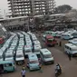 Sejumlah angkot berderet menunggu calon penumpang di Terminal Kampung Melayu, Jakarta, Rabu (12/7). Menteri Perhubungan Budi Karya Sumadi menargetkan semua angkot harus ber-AC paling lambat Februari 2018. (Liputan6.com/Immanuel Antonius)