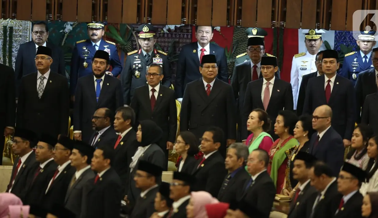 Ketua Umum Partai Gerindra, Prabowo Subianto bersama Sandiaga Uno menghadiri pelantikan Presiden dan Wapres 2019 di Gedung MPR/DPR/DPD RI, Senayan, Jakarta, Minggu (20/10/2019). Jokowi-Ma'ruf Amin resmi dilantik sebagai Presiden dan Wapres RI periode 2019-2024. (Liputan6.com/Johan Tallo)