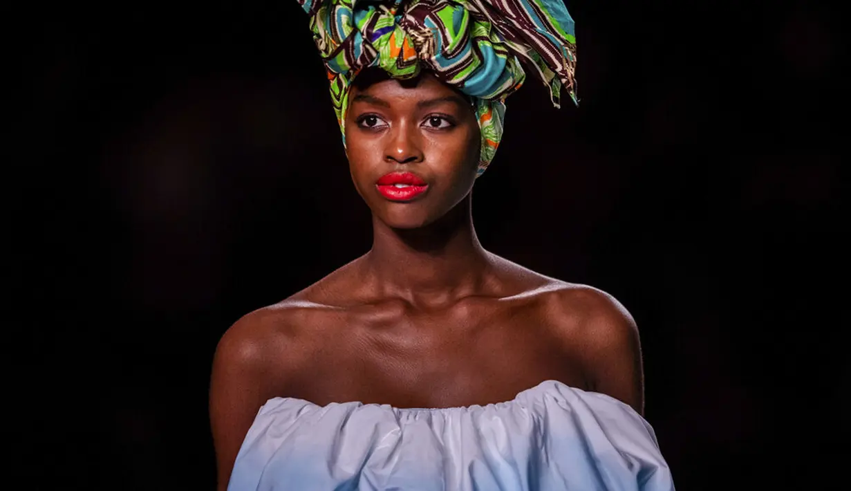 Model menampilkan kreasi desainer Spanyol Agatha Ruiz de la Prada dalam Mercedes-Benz Fashion Week di Madrid, Spanyol, Kamis (10/9/2020). Acara yang digelar di tengah pandemi COVID-19 berlangsung pada 10-13 September 2020 dengan menerapkan protokol kesehatan. (AP Photo/Bernat Armangue)