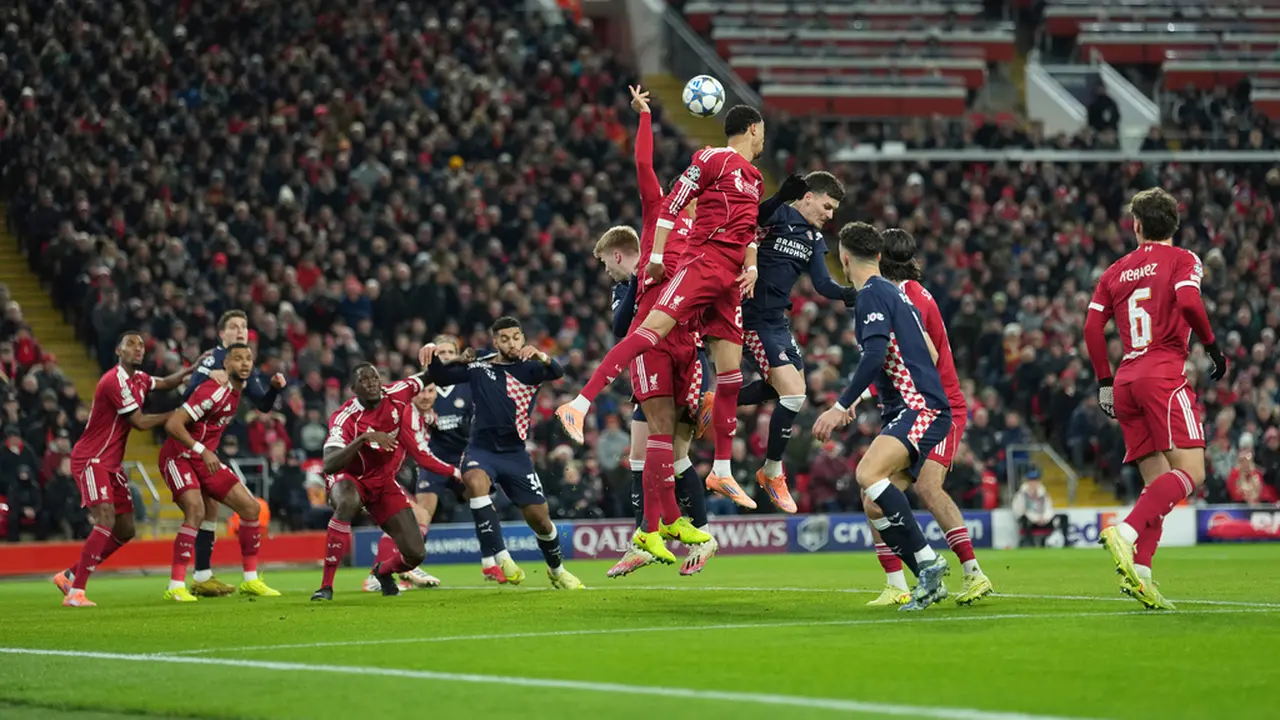 Momen Virgil van Dijk melakukan handball di laga Liverpool vs PSV di matchday 5 Liga Champions 2025/2026 di Anfield, Kamis (27/11/2025). (AP Photo/Jon Super)
