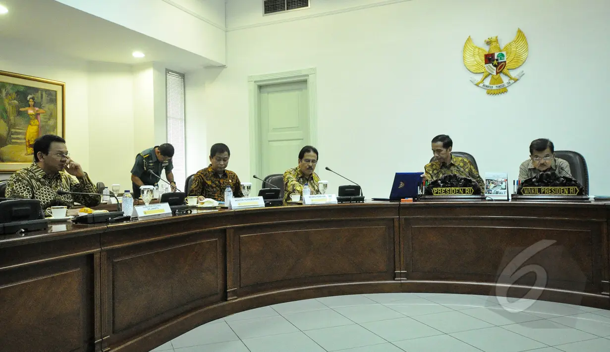 Suasana rapat terbatas di Istana Kepresidenan, Jakarta, Rabu (1/4/2015). Rapat membahas kerjasama antara BUMN dan BUMD dalam mengelola moda transportasi massal. (Liputan6.com/Faizal Fanani)