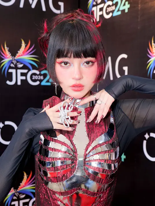 Hadir dengan Hime Cut, Indah Kus tampil menyala dengan makeup bernuansa merah yang dramatis [OMG]