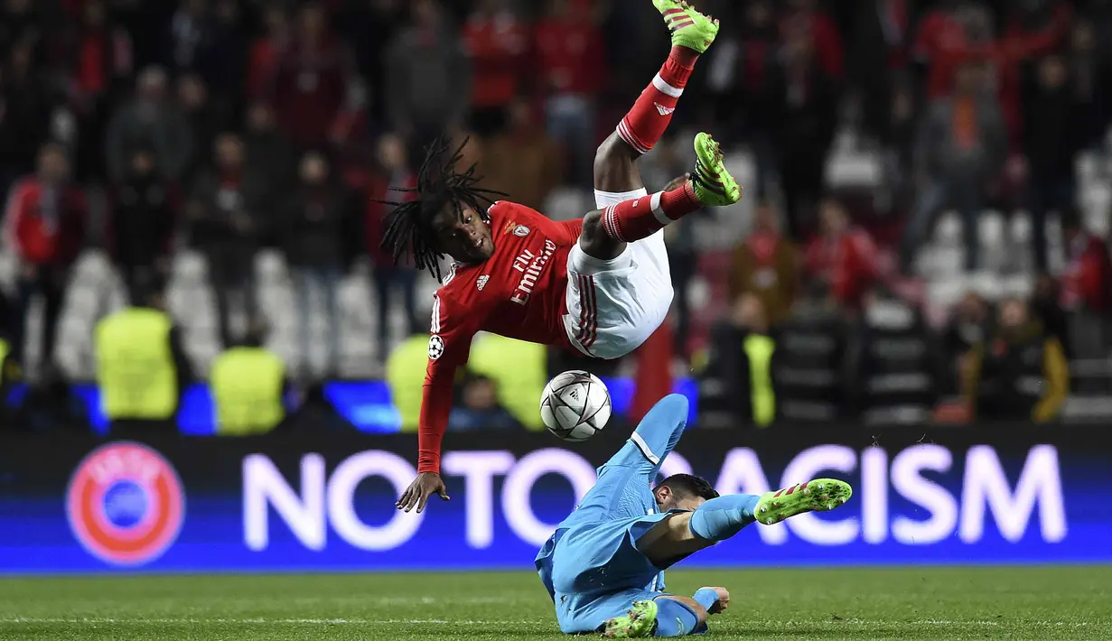 Pemain Benfica, Renato Sanches (atas) berebut bola dengan pemain  Zenit, Javi Garcia pada leg pertama 16 besar Liga Champions di Estadio do Sport Lisboa, Rabu (17/2/2016) dini hari WIB. (AFP / Francisco Leong)