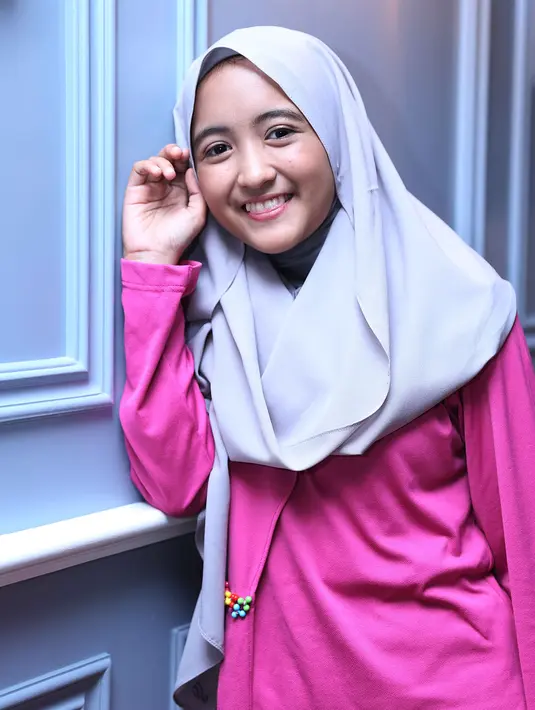 Kesibukan dalam kariernya, membuat gadis 18 tahun itu kerepotan dalam membagi waktu antara kuliah dan karier. Kini, ia sedang repot membuat surat untuk mengikuti UTS di kampusnya. (Nurwahyunan/Bintang.com)