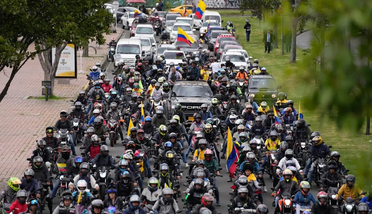 Ribuan pengunjuk rasa turun ke jalan-jalan utama untuk menyuarakan penolakan mereka terhadap kenaikan harga BBM yang drastis. (AP Photo/Fernando Vergara)