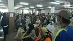 Warga mengantre untuk mendapatkan vaksin Covid-19 di Gelanggang Olahraga (GOR) Ciracas, Jakarta Timur, Kamis (24/6/2021). GOR Ciracas resmi ditunjuk menjadi sentra vaksinasi Covid-19 untuk kelompok usia 18-50 tahun di wilayah Jakarta Timur. (Liputan6.com/Herman Zakharia)