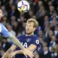 Duel Pemain Brighton, Shane Duffy (kiri) dan pemain Tottenham Hotspur, Harry Kane pada lanjutan Premier League di AMEX Stadium, Brighton, (17/4/2018). Tottenham bermain imbang 1-1 lawan Brighton. (Gareth Fuller/PA via AP)