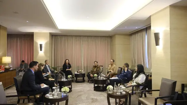 Menteri Koordinator Bidang Perekonomian Airlangga Hartarto melakukan pertemuan dengan Senator AS asal Illinois, Tammy Duckworth di Jakarta, Rabu (9/8/2023). (Dok Kemenko Perekonomian)