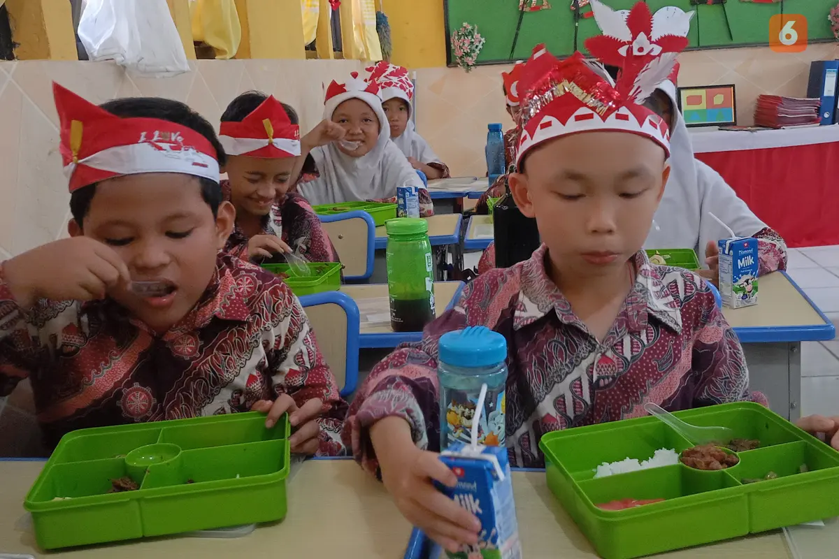 Uji Coba Makan Siang Gratis di Cilegon, Banten. (Rabu, 21/08/2024). (Yandhi Deslatama/Liputan6.com).