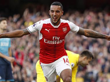 Penyerang Arsenal, Theo Walcott, merayakan gol yang dicetaknya ke gawang Swansea pada laga Premier League di Stadion Emirates, London, Sabtu (15/10/2016). Arsenal menang 3-2 atas Swansea. (Reuters/John Sibley)