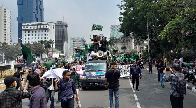 Massa dari HMI menggelar aksi demo menolak kenaikan BBM di Patung Kuda, Jalan Medan Merdeka Barat, Jakarta Pusat, Senin (5/9/2022). Polisi mengalihkan arus lalu lintas di sekitar lokasi. (Liputan6.com/Ady Anugrahadi)