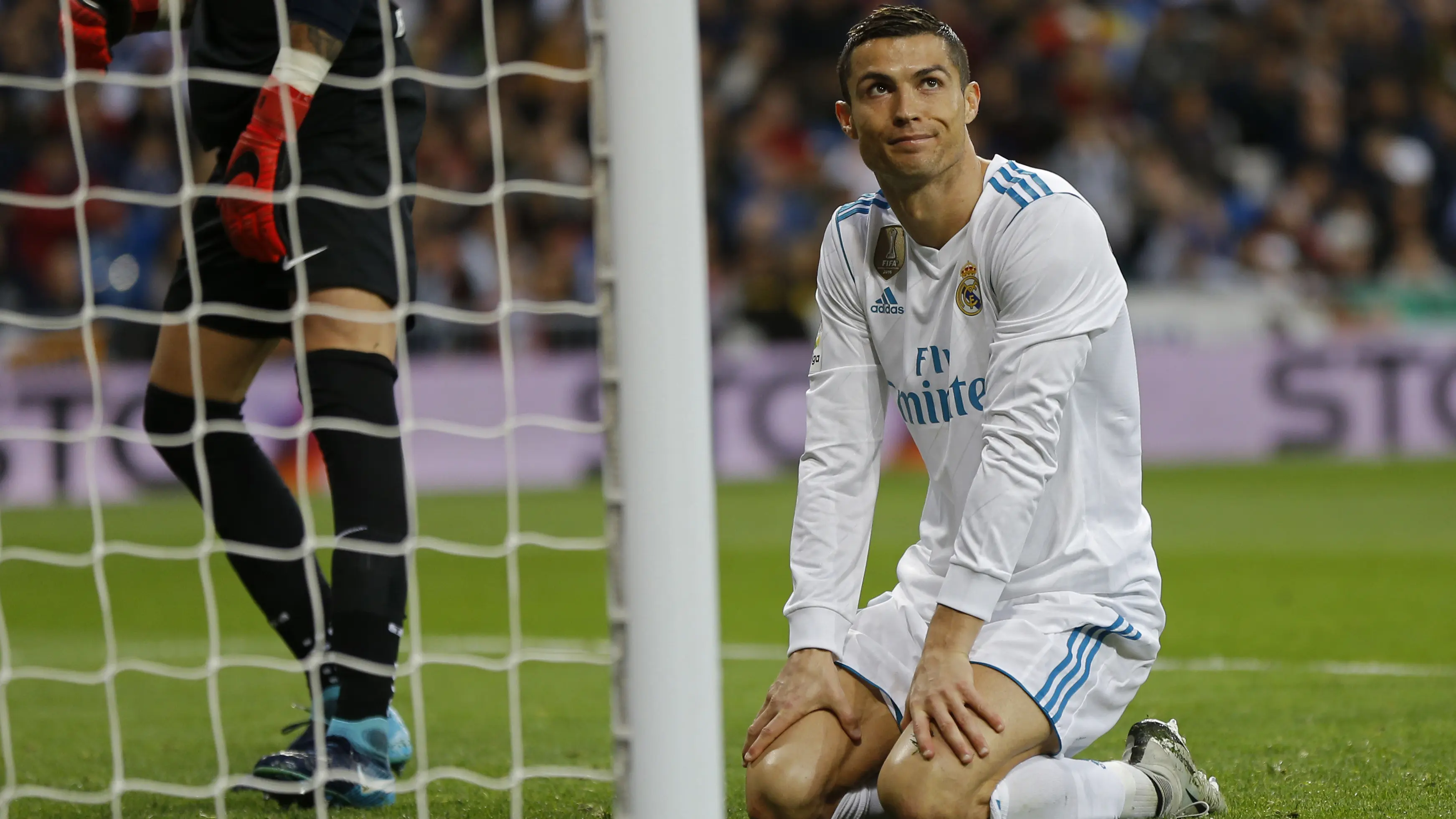 Ekspresi Cristiano Ronaldo setelah gagal mecetak gol lewat penalti ke gawang Malaga pada lanjutan La Liga Santander di Santiago Bernabeu stadium, Madrid, (25/11/2017). Madrid menang 3-2. (AP/Francisco Seco)