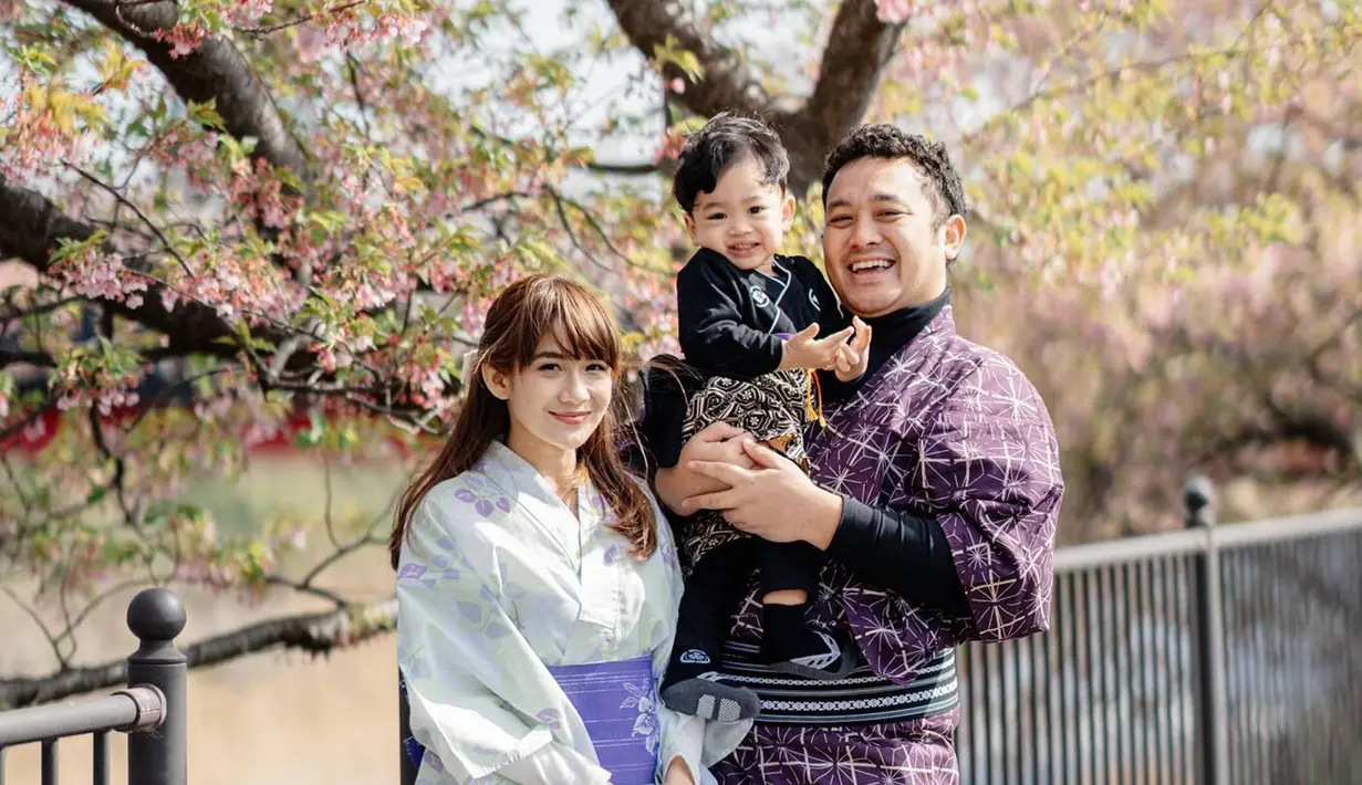 Akhirnya bisa melakukan pemotretan keluarga dengan buah hati saat jalani liburan, momen bahagianya ini banyak diabadikan dalam media sosial Instagram. Pasangan ini pun terlihat begitu menawan saat tampil kompak mengenakan busana kimono khas Jepang. (Liputan6.com/IG/@gilangdirga)