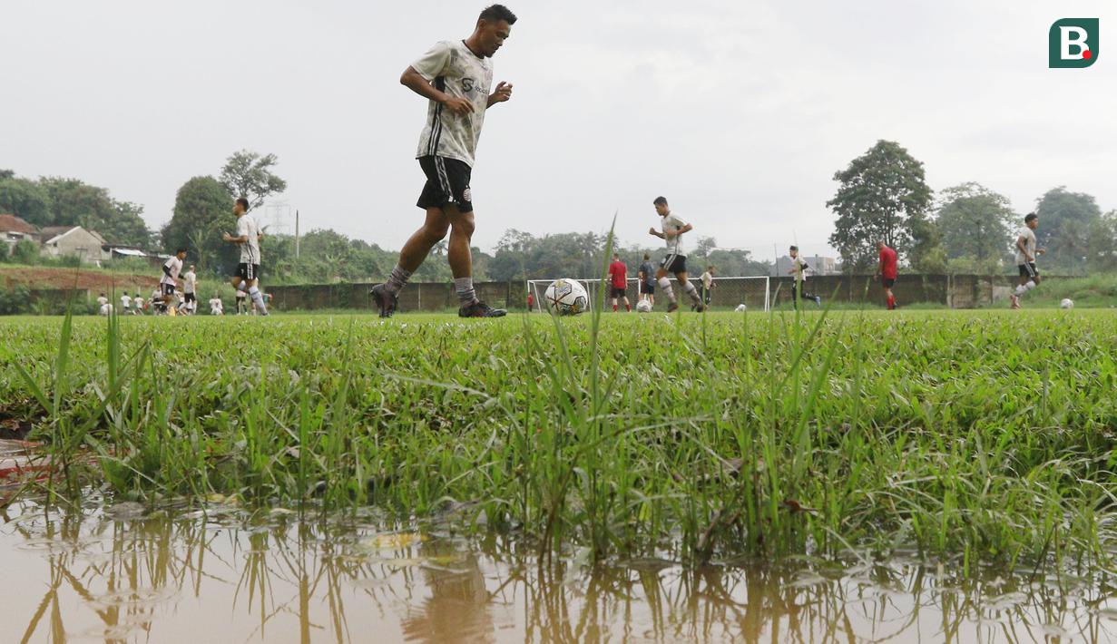 Pemain Persija Jakarta, Maman Abdurrahman, mengikuti sesi latihan setelah masa jeda kompetisi di Nirwana Park, Sawangan, Jawa Barat, Rabu (4/1/2023). (Bola.com/M Iqbal Ichsan)