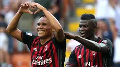 Bomber AC Milan, Carlos Bacca, merayakan gol yang dicetaknya ke gawang Torino pada laga Serie A Italia di Stadion San Siro, Milan, Italia, Minggu (21/8/2016) atau dini Senin dini hari WIB. Milan menang 3-2 atas Torino. (EPA/Matteo Bazzi)