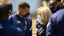 Dalam kesempatan tersebut ikut hadir istri dari Presiden Macron, yaitu Brigitte Macron yang sedang berbincang dengan striker PSG, Kylian Mbappe. (Foto: AFP/Pool/Franck Fife)