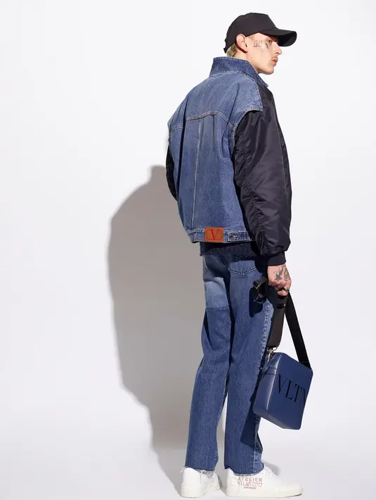 Look denim on denim juga bisa terlihat lebih stylish dengan menambahkan item snapback warna navy. (FOTO: doc. Valentino).