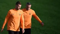 Penyerang AS Roma, Edin Dzeko (kiri) dan gelandang Radja Nainggolan mengikuti latihan di tempat latihan Trigoria di kota Roma (12/3). Roma akan melawan Shakhtar Donetsk di leg kedua 16 besar Liga Champions di Olimpico. (AFP Photo/Filippo Monteforte)