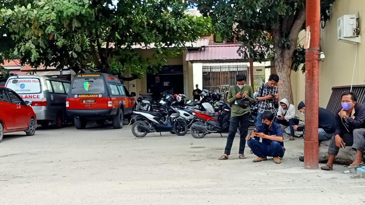 Suasana di RS Bhayangkara Palu tempat autopsi jenazah pimpinan MIT Ali Kalora dan Pengawalnya Jaka Ramadhan, Minggu siang (19/9/2021). (Foto: Liputan6.com/Heri Susanto)