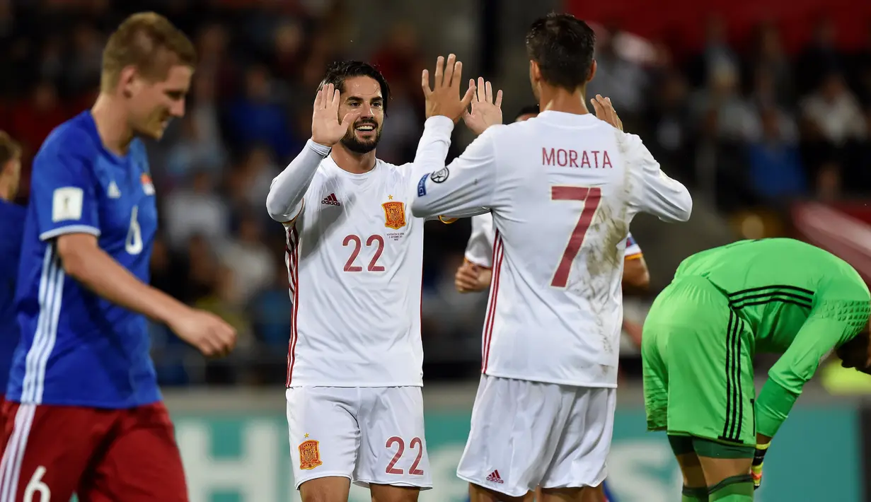 Pemain Spanyol, Isco (tengah) merayakan gol bersama Alvaro Morata saaat melawan Liechtenstein pada laga grup G kualfikasi Piala DUnia 2018 di Rheinpark Stadion, Vaduz, (5/9/2017). Spanyol menang 8-0. (AFP/Michael Buholzer)