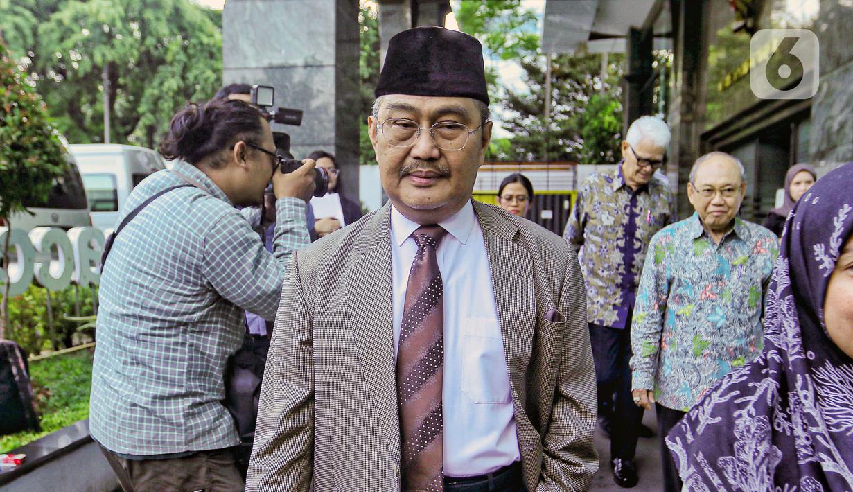 Ketua Majelis Kehormatan Mahkamah Konstitusi (MKMK) Jimly Asshiddiqie saat memasuki Gedung Mahkamah Konstitusi, Jakarta, Senin (30/10/2023). (Liputan6.com/Angga Yuniar)