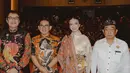 Raline tampak mengenakan kain batik dan blouse bernuansa emas. [Foto: Instagram/ Raline Shah]
