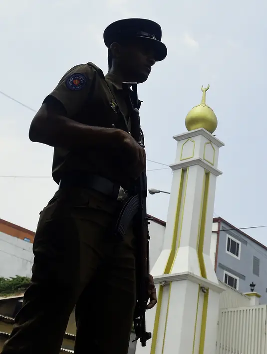 Seorang polisi bersenjata meningkatkan pengamanan sebuah masjid menjelang Salat Jumat di ibukota Sri Lanka, Kolombo, Jumat (9/3). Penjagaan dilakukan menyusul kekerasan anti-Muslim yang dikhawatirkan menyebar ke seluruh negeri. (ISHARA S.  KODIKARA/AFP)