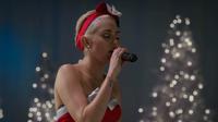 Menyanyikan lagu Natal Klasik Silent Night, Miley Cyrus buktikan kualitasnya sebagai seorang penyanyi.