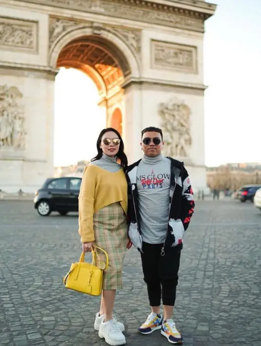 Ia dikenal memiliki gaya fashion ala cewek kue yang colorful. [Foto: IG/mgdalenaf].