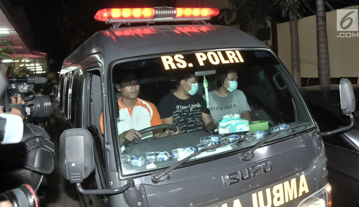 Ambulans membawa jenazah polisi yang gugur dalam rusuh Mako Brimob, RS Polri, Jakarta, Rabu (9/5). Pihak keluarga membawa para korban meninggal setelah kurang lebih delapan jam berada dalam ruang forensik. (Merdeka.com/Iqbal Nugroho)