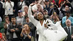 Petenis AS Serena Williams melambai saat meninggalkan lapangan setelah kalah dari Harmony Tan dari Prancis dalam pertandingan tunggal putri babak pertama pada hari kedua kejuaraan tenis Wimbledon di London, Selasa (28/6/2022). Serena kalah dari Harmony Tan 7-6, 1-6, 7-6 (10-7). (AP Photo/Alberto Pezzali)