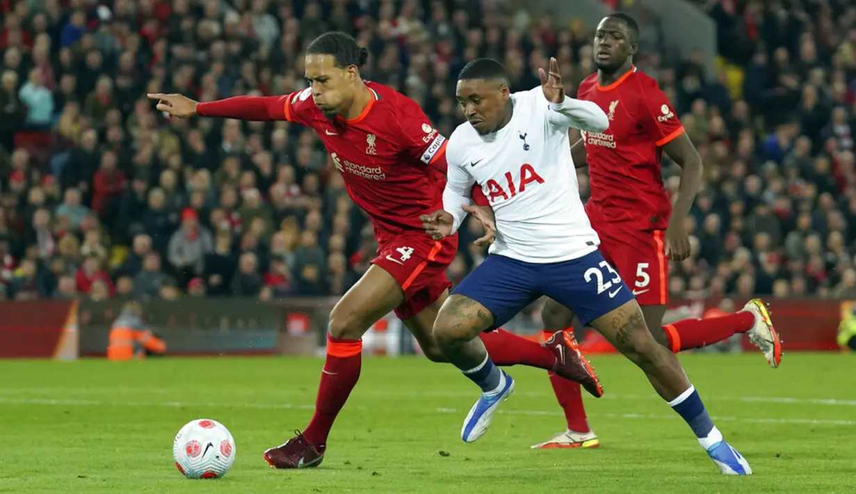 <p>Pemain Liverpool Virgil van Dijk (kiri) berebut bola dengan pemain Tottenham Hotspur Steven Bergwijn pada pertandingan sepak bola Liga Inggris di Stadion Anfield, Liverpool, Inggris, 7 Mei 2022. Pertandingan berakhir imbang 1-1. (AP Photo/Jon Super)</p>
