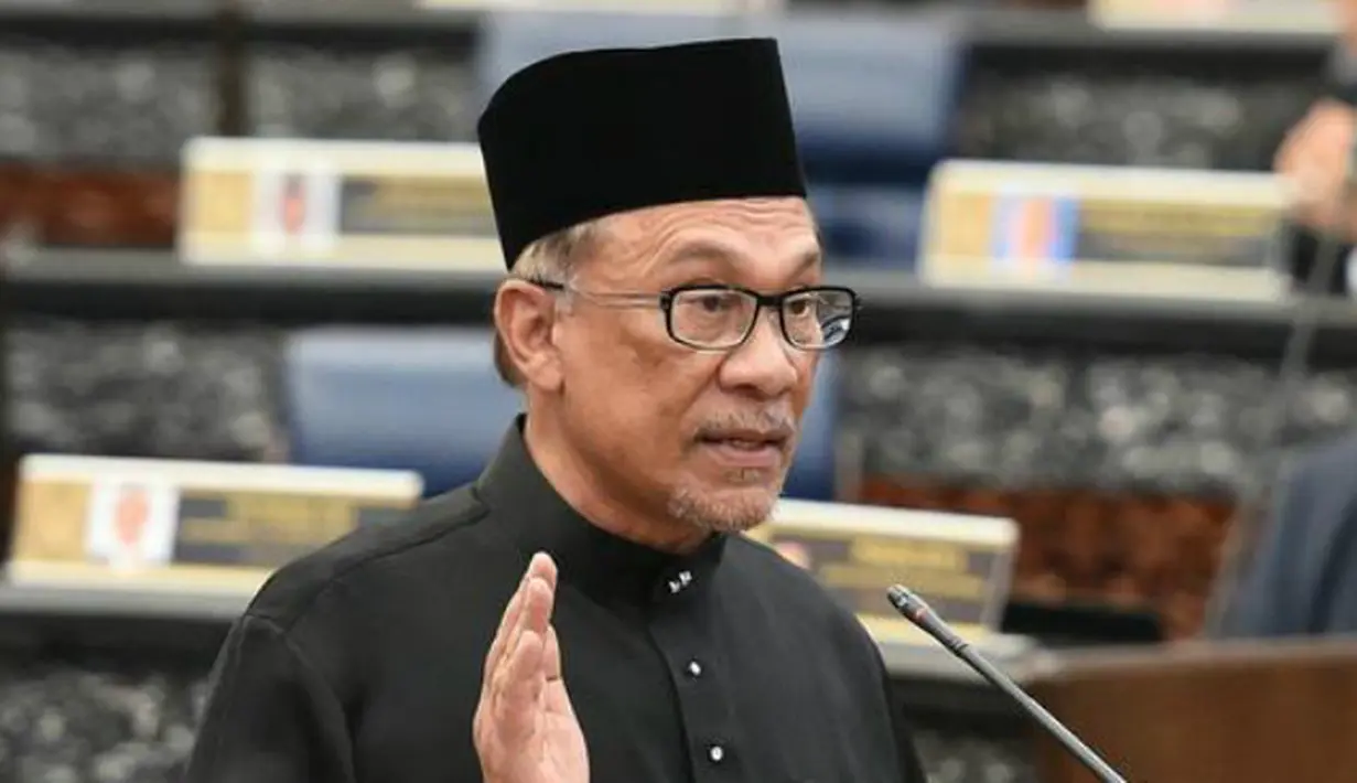 Ketua Partai Keadilan Rakyat Malaysia, Anwar Ibrahim mengucapkan sumpah jabatan dalam upacara pelantikan di Gedung Parlemen, Kuala Lumpur, Senin (15/10). Anwar Ibrahim dilantik sebagai anggota parlemen setelah memenangkan pemilu sela. (MOHD RASFAN/AFP)