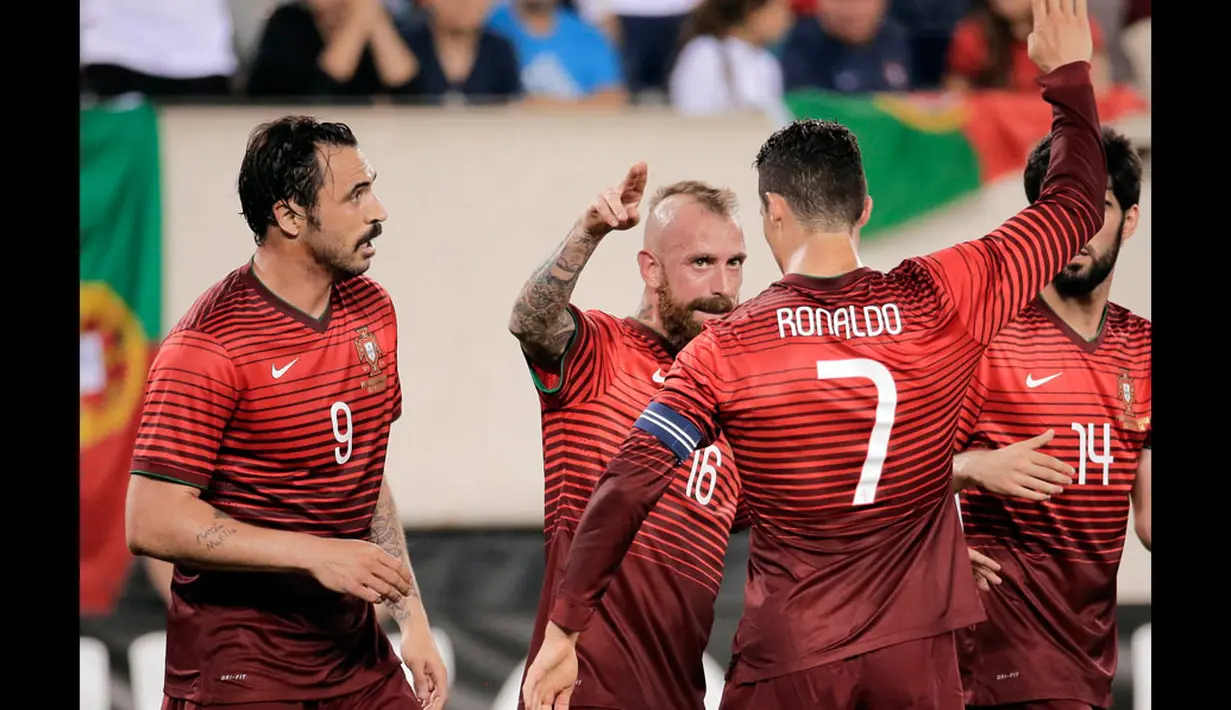 Ronaldo memberikan semangat kepada rekan-rekannya usai tercipta gol di gawang Irlandia, Rabu (11/6/2014) (Reuters/RAY STUBBLEBINE)