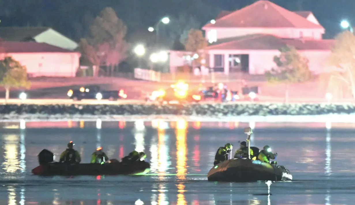 Upaya pencarian dan penyelamatan terus dilakukan di perairan Sungai Potomac, Washington DC, Amerika Serikat. (ANDREW CABALLERO-REYNOLDS/AFP)