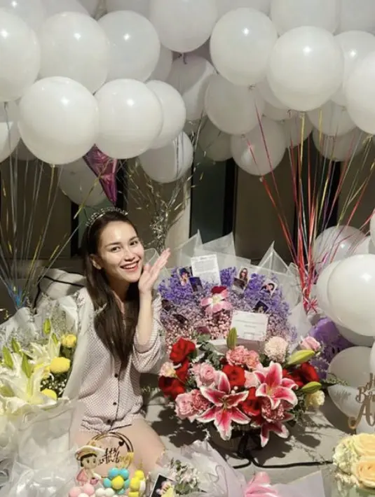 Di hari ulang tahunnya, Ayu Ting Ting “dibanjiri” hadir bunga dan kue. Ia pun berfoto seperti layaknya tradisi aktris Korea Selatan yang sedang ulang tahun.  (@ayutingting92)