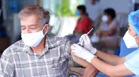 Seorang pria disuntik vaksin virus corona COVID-19 Moderna oleh petugas kesehatan di Vung Tau, Vietnam, Senin (13/9/2021). Vietnam mempercepat program vaksinasi dalam upaya untuk melonggarkan pembatasan lockdown COVID-19 di kota-kota besar pada akhir September. (AP Photo/Hau Dinh)