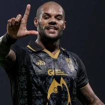 Selebrasi striker Malut United, David Da Silva usai membobol gawang Madura United dalam laga pekan ke-24 BRI Super League 2025/2026 di Stadion Gelora Ratu Pamelingan, Pamekasan, Jawa Timur, Selasa (3/3/3026). (Dok. Malut United)