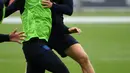 Gelandang Inggris, Jordan Henderson berebut bola dengan Eric Dier saat latihan di St George's Park di Burton-on-Trent, Inggris tengah (4/9). Inggris akan bertanding melawan Spanyol laga persahabatan internasional 8 September. (AFP Photo/Paul Ellis)