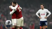 Bek Arsenal, Shkodran Mustafi, merayakan gol yang dicetaknya ke gawang Tottenham pada laga Premier League di Stadion Emirates, London, Sabtu (18/11/2017). Arsenal menang 2-0 atas Tottenham. (AP/Kirsty Wigglesworth)