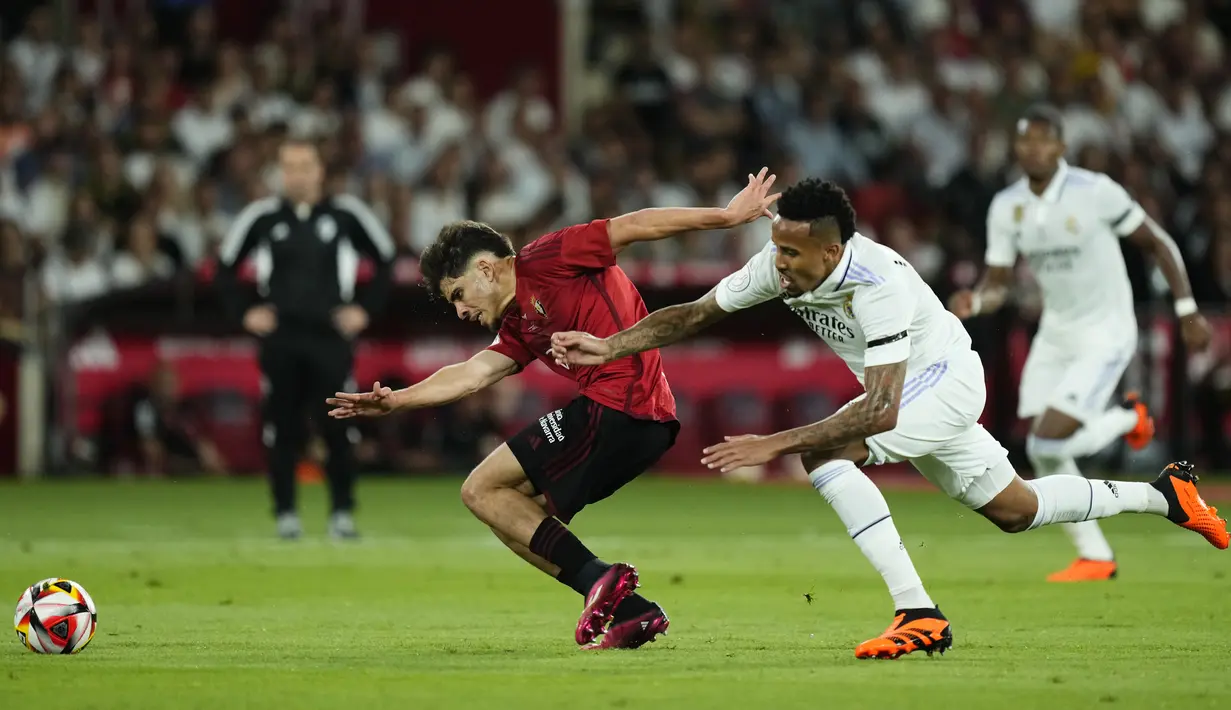 Penyerang Osasuna, Ez Abde berebut bola dengan bek Real Madrid Eder Militao pada final Copa del Rey 2022/2023 di La Cartuja, Minggu (7/5/2023) dini hari WIB. (AP Photo/Jose Breton)