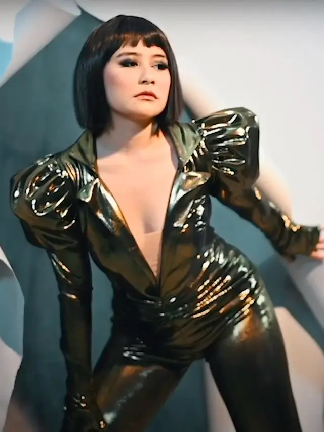 Pesona Prilly Latuconsina dalam Balutan Jumpsuit Hitam. (Sumber: Rio Motret)