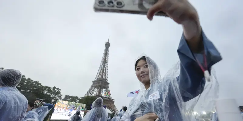 Parade atlet Olimpiade Paris 2024 diguyur hujan deras