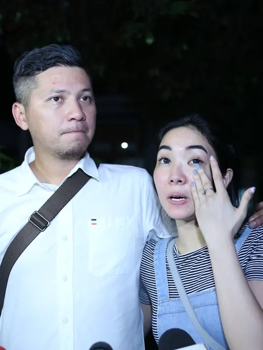"Kaget banget. Shooting dipaksain selesai. Saya gak pernah denger Mike punya penyakit apa-apa," ucap Gading di Rumah Sakit Premiere Bintaro, Tangerang Selatan, Minggu (31/7/2016). (Nurwahyunan/Bintang.com)